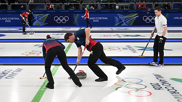 Curlei Vt Chabiovsk dan Julie Zelingrov berduel dengan Estonia. (9.tidak...