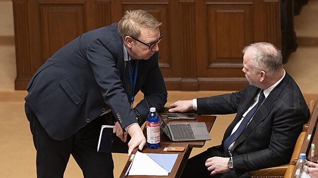 Mimo��dn� sch�ze Poslaneck� sn�movny k vysloven� ned�v�ry vl�d�. Na sn�mku Ale� Juchelka a Radim Kr�l��ek (ANO). (3. �nora 2026)
