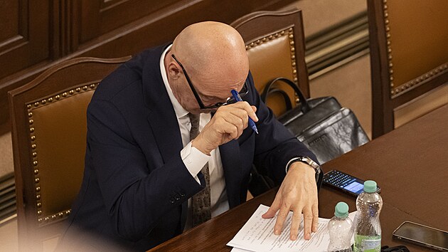 Mimo��dn� sch�ze Poslaneck� sn�movny k vysloven� ned�v�ry vl�d�. Na sn�mku  ministr kultury Oto Klemp�� (Motorist� sob�). (3. �nora 2026)