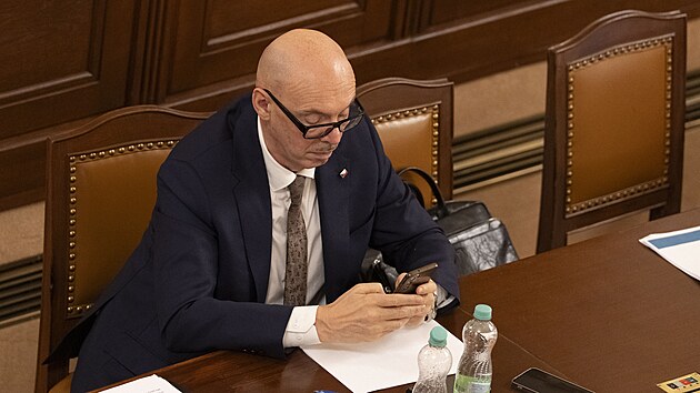 Mimo��dn� sch�ze Poslaneck� sn�movny k vysloven� ned�v�ry vl�d�. Na sn�mku  ministr kultury Oto Klemp�� (Motorist� sob�). (3. �nora 2026)