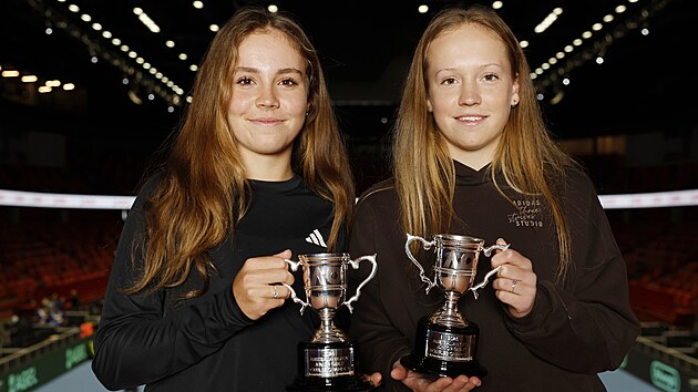 V�t�zky juniorsk� �ty�hry na Australian Open Alena (vpravo) a Jana Kova�kovy