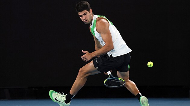 Carlos Alcaraz hraje ve fin�le Australian Open �der mezi nohama.