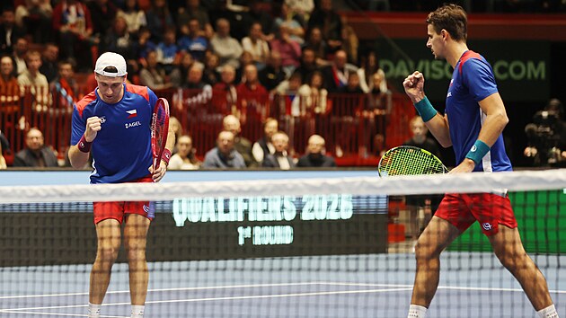 Petr Nouza (vpravo) a Patrik Rikl se hecuj� v daviscupov�m utk�n� se �v�dskem.