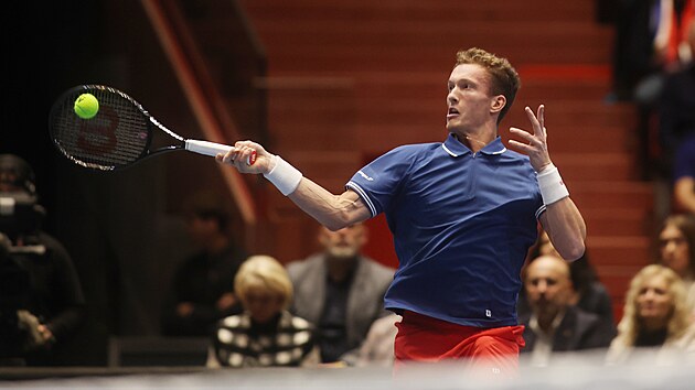 Ji�� Lehe�ka hraje forhend v daviscupov� kvalifikaci proti �v�dsku.