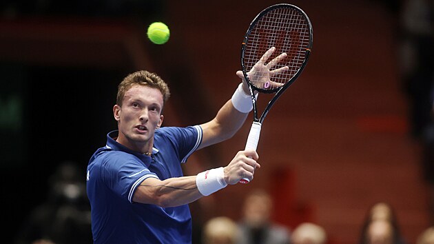 Ji�� Lehe�ka hraje bekhend v daviscupov� kvalifikaci proti �v�dsku.