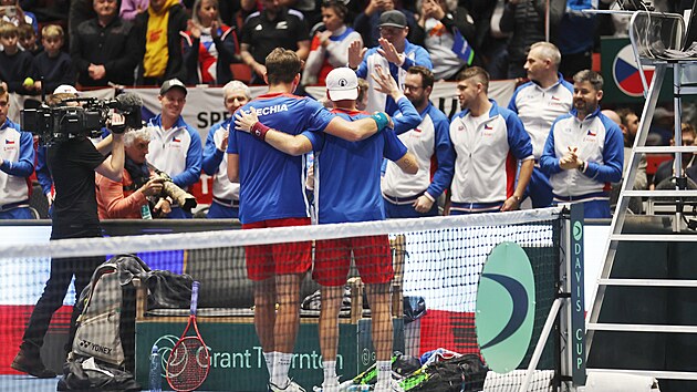 Petr Nouza (vlevo) a Patrik Rikl slav� zisk rozhoduj�c�ho bodu v daviscupov�m...