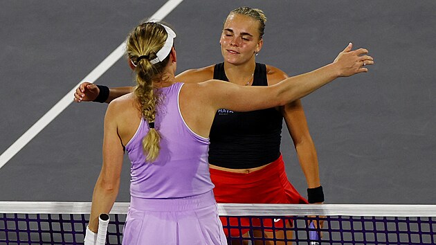 Sra Bejlek (elet) memeluk Ekatrina Alexandrová setelah final turnamen di Ab...