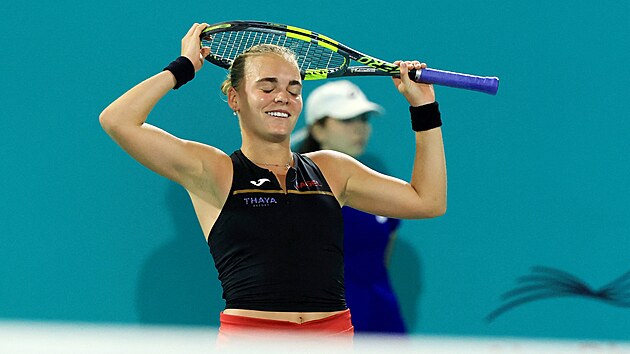 Sra Bejlek merayakan memenangkan gelar di turnamen di Ab Zab.