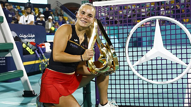 S�ra Bejlek p�zuje s trofej� pro v�t�zku turnaje v Ab� Zab�.