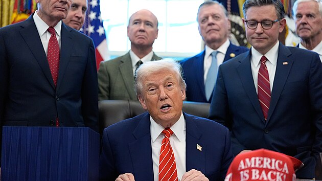 Americk� Sn�movna reprezentant� p�ijala n�vrh z�kona zaji��uj�c� dal�� financov�n� feder�ln� vl�dy. Ukon�ila tak ��ste�n� shutdown. Podpisem to stvrdil prezident Donald Trump. (3. �nora 2026)