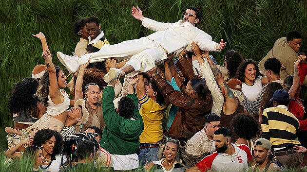 Portorik�nec Bad Bunny p�i vystoupen� na Super Bowlu (9. �nora 2026)