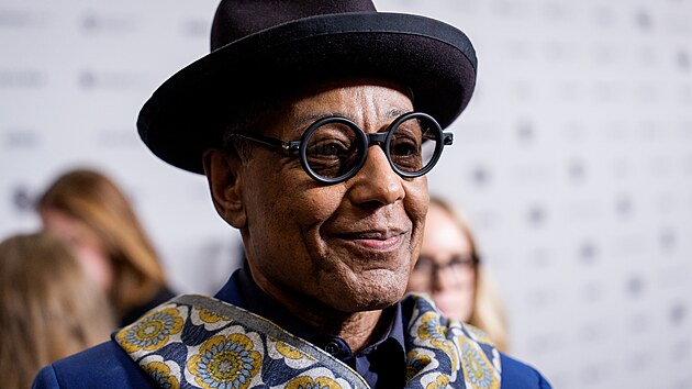 Herec Giancarlo Esposito, dr�itel ceny Emmy.