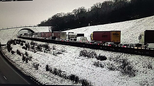 Na d�lnici D8 na �stecku se v �ter� r�no stalo n�kolik nehod. (3. �nora 2026)