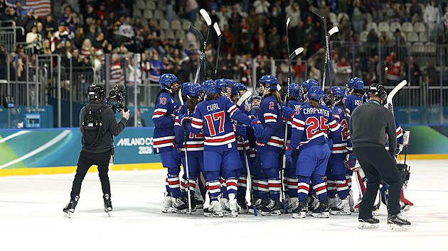 Americk� hokejistky se raduj� z v�t�zstv� nad �eskem.