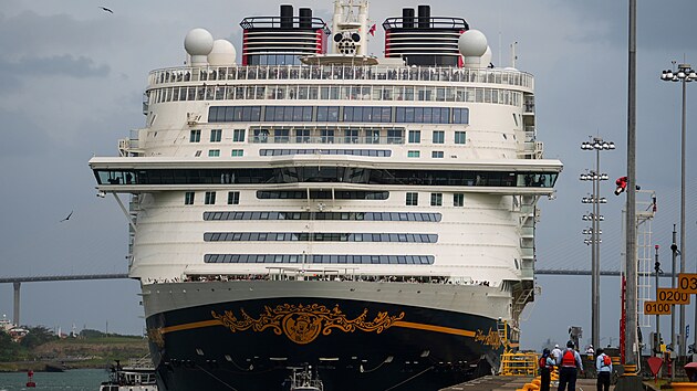 V�letn� lo� Disney Adventure kotv� u plavebn�ch komor Agua Clara Panamsk�ho pr�plavu v Col�nu v Panam�. (2. �nora 2026)