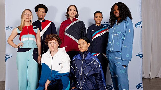 Podle firmy m� od�v v korpor�tn�ch barv�ch zt�les�ovat pr�miov� komfort, modern� design a nadstandardn� z�itek v nov�ch nejrychlej��ch vlac�ch Acela. (3. �nora 2026)