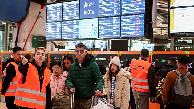 Lid� se ptaj� na sm�r a j�zdn� ��dy vlak� na n�dra��, proto�e kv�li celost�tn� st�vce �pan�lsk�ho odborov�ho svazu strojvedouc�ch SEMAF byl zaveden minim�ln� provoz. (9. �nora 2026)