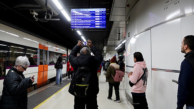 Lid� proch�zej� kolem vlaku na n�dra��, kde byl v pond�l� zaveden minim�ln� provoz. (9. �nora 2026)