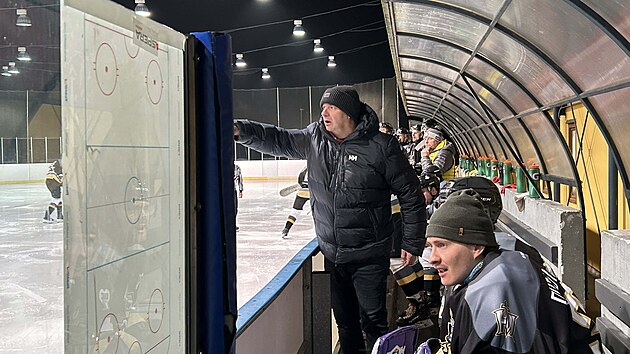 P�edseda hokejov�ho odd�lu Petr B�lohlav sledoval utk�n� ze st��da�ky. (�nor 2026)