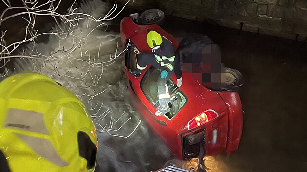 Auto skon�ilo v koryt� �eky Nisy v Liberci.