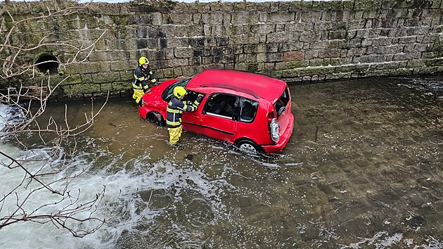 Auto skon�ilo v koryt� �eky Nisy v Liberci.