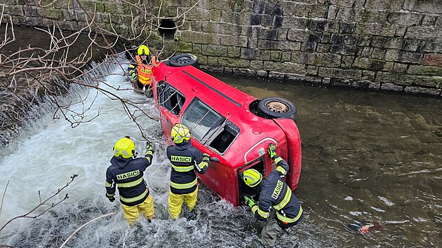 Auto skon�ilo v koryt� �eky Nisy v Liberci.