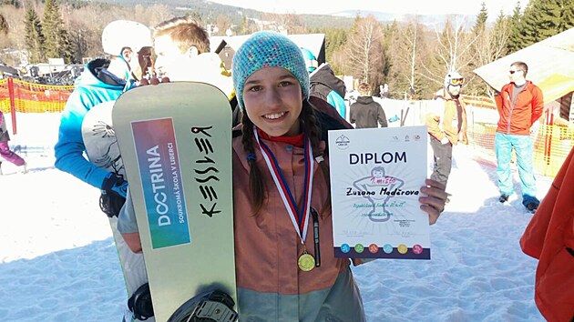 Zuzana Mad�rov� na archivn�m sn�mku z doby, kdy chodila na Z�kladn� �kolu Doctrina. Jej� logo si dokonce nalepila na snowboard.