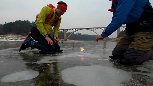 Brusla�i zapalovali metanov� bubliny pod zamrzlou hladinou Orl�ku