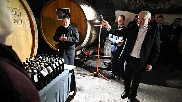 Olomouck� arcibiskup Josef Nuz�k po�ehnal nov�m v�n�m, kter� budou slou�it p�i bohoslu�b�ch v �ech�ch, na Morav� i na Slovensku. (�nor 2026)