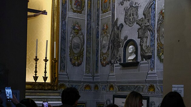 Jeden z and�l� zdob�c�ch baziliku San Lorenzo in Lucina v centru ��ma z�skal d�ky restaur�tor�m rysy, kter� se n�padn� podobaj� italsk� premi�rce Giorgii Meloniov�. (31. ledna 2026)