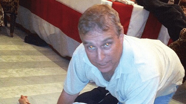 B�val� princ Andrew kle�� nad nezn�mou �enou, ukazuj� nov� zve�ejn�n� fotky takzvan�ch Epsteinov�ch spis�.