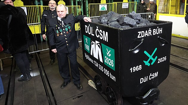 Horn�ci vyvezli z podzem� Dolu �SM na Karvinsku posledn� voz�k napln�n� �ern�m uhl�m. (4. �nora 2026)