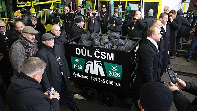 Horn�ci vyvezli z podzem� Dolu �SM na Karvinsku posledn� voz�k napln�n� �ern�m uhl�m. (4. �nora 2026)