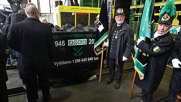 Horn�ci vyvezli z podzem� Dolu �SM na Karvinsku posledn� voz�k napln�n� �ern�m uhl�m. (4. �nora 2026)