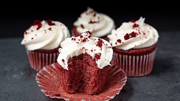 Red velvet Cup Cakes upe�te t�eba na Valent�na. Tento �erven� mou�n�k je pro...