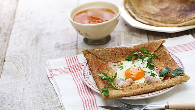 Francouzsk� slan� pala�inky d�lan� z pohankov� mouky se skl�daj� do jak�hosi...