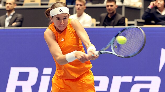 Nikola Bart��kov� v osmifin�lov�m utk�n� Ostrava Open proti Francouzce Fion� Ferryov�.