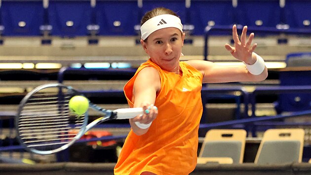 Nikola Bart��kov� v osmifin�lov�m utk�n� Ostrava Open proti Francouzce Fion� Ferryov�.