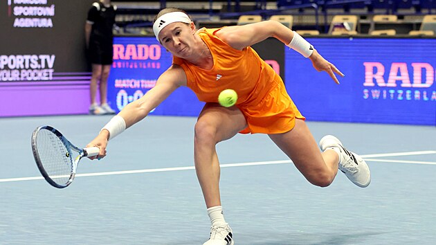 Nikola Bart��kov� v osmifin�le Ostrava Open dob�h� m��ek.