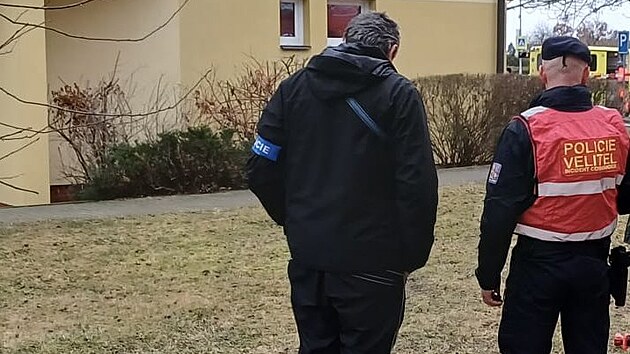 Slo�ky IZS zasahuj� u bytov�ho domu s ordinac� v Plavsk� ulici v �esk�ch Bud�jovic�ch u n�lezu podez�el�ho zavazadla.