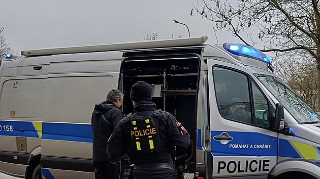 Pyrotechnik�m pom�hal speci�ln� robot.