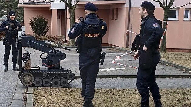 Pyrotechnik�m pom�hal speci�ln� robot.