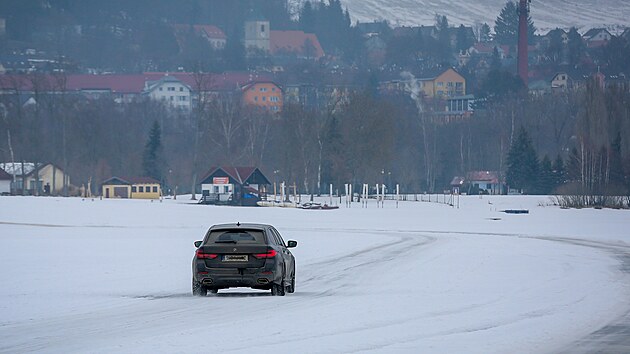 Auto p�ej�d� zamrzl� Lipno mezi Horn� Planou a Bli��� Lhotou. (2. �nora 2026)