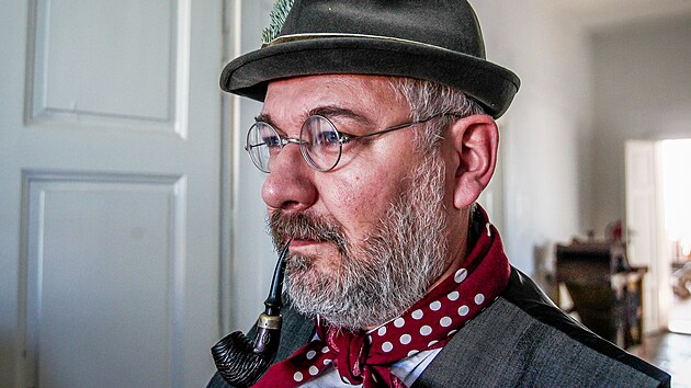 Luk� Voln� si od uniforem neodpo�ine ani ve sv�m voln�m �ase. Spolupracuje s dal��mi milovn�ky historie, s nimi� ve Slov�nic�ch ukazuje prvorepublikovou �etnickou stanici.