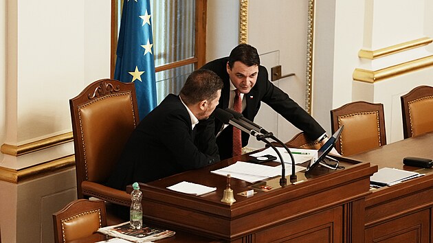 Ministr zahrani�� a ��f Motorist� Petr Macinka dorazil do Sn�movny na jedn�n� o ned�v��e vl�d�. Na sn�mku se rad� s p�edsedou Sn�movhy a SPD Tomio Okamurou.