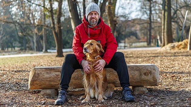 Miroslav Valentin se v�nuje v�cviku a chov�n� ps�. Velk� probl�m vid� v tom, �e lid� se k nim dnes chovaj� sp� jako k d�tem.