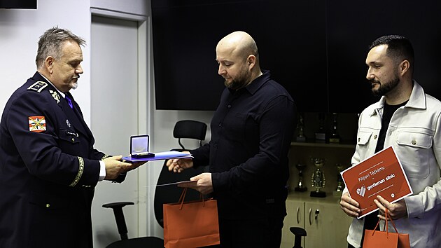 Filip T�k� (v b�l�m) a Stanislav �lesinger obdr�eli titul Gentleman silnic za to, �e v l�t� 2024 zachr�nili v brn�nsk�m �eb�t�n� v�n� zran�n�ho motork��e, kter� havaroval p�ed jejich domem.