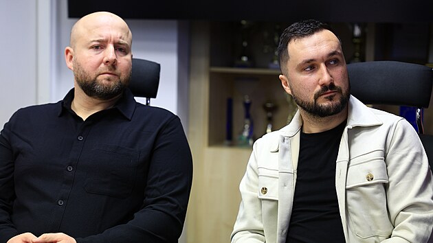 Filip T�k� (v b�l�m) a Stanislav �lesinger obdr�eli titul Gentleman silnic za to, �e v l�t� 2024 zachr�nili v brn�nsk�m �eb�t�n� v�n� zran�n�ho motork��e, kter� havaroval p�ed jejich domem.