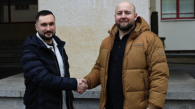 Filip T�k� (vlevo) a Stanislav �lesinger obdr�eli titul Gentleman silnic za to, �e v l�t� 2024 zachr�nili v brn�nsk�m �eb�t�n� v�n� zran�n�ho motork��e, kter� havaroval p�ed jejich domem.