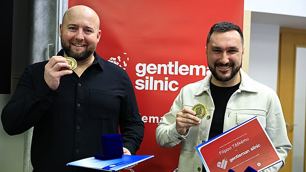 Filip T�k� (v b�l�m) a Stanislav �lesinger obdr�eli titul Gentleman silnic za to, �e v l�t� 2024 zachr�nili v brn�nsk�m �eb�t�n� v�n� zran�n�ho motork��e, kter� havaroval p�ed jejich domem.